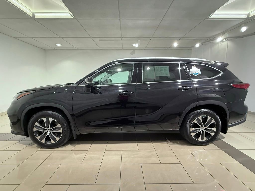 2022 Toyota Highlander XLE photo 2