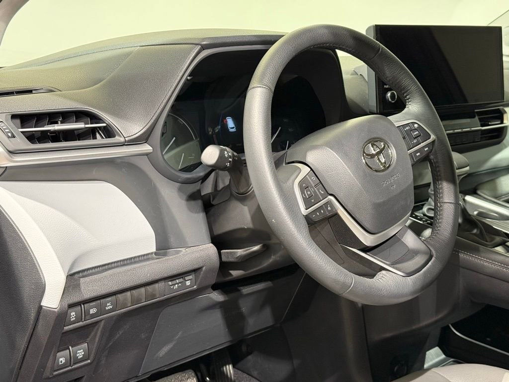2025 Toyota Sienna XLE - Photo 17