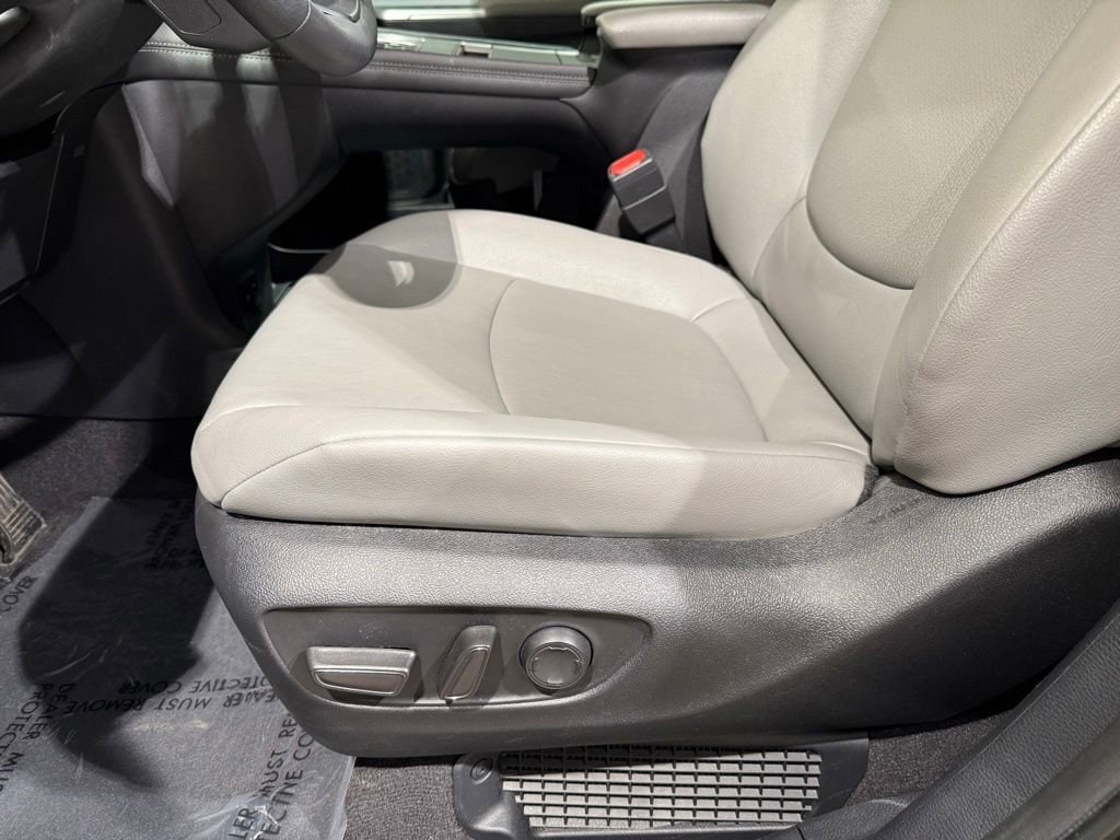 2025 Toyota Sienna XLE - Photo 14