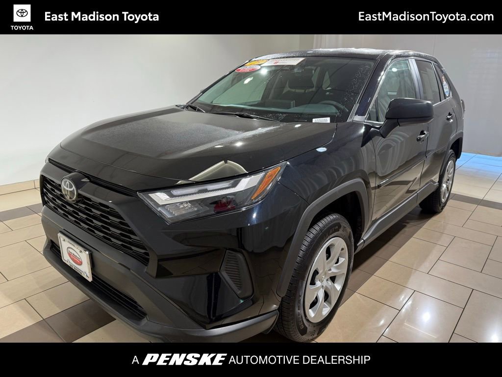 2023 Toyota RAV4 LE's photo