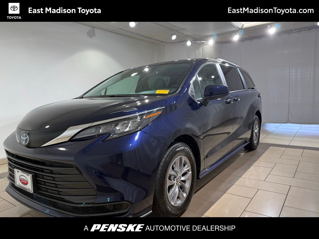 2025 Toyota Sienna LE 8-Passenger Hybrid AWD's photo