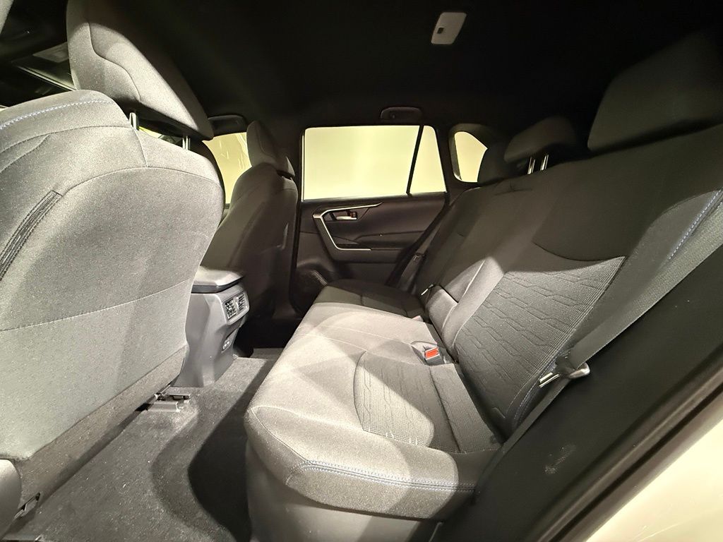 2022 Toyota RAV4 SE - Photo 18