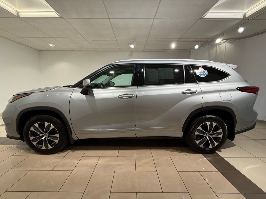 2022 Toyota Highlander XLE photo 2