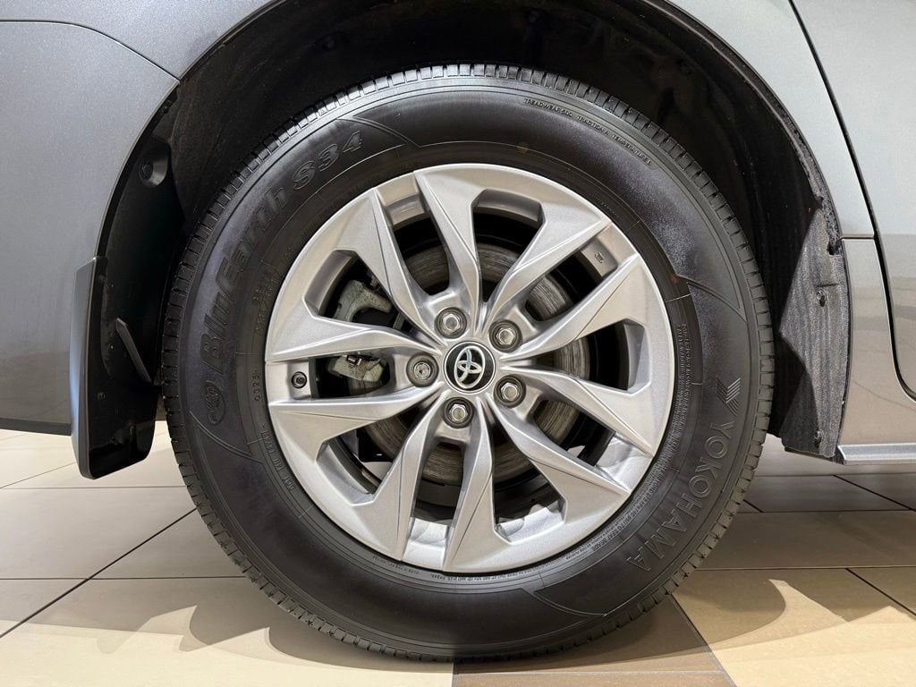 2025 Toyota Sienna XLE - Photo 9