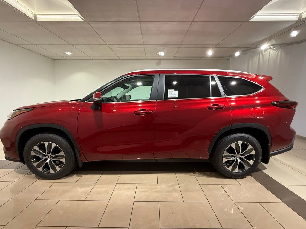 2025 Toyota Highlander XLE photo 2