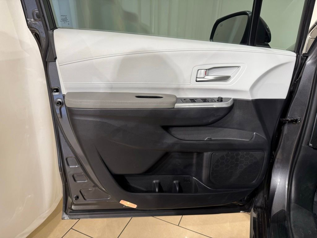 2025 Toyota Sienna XLE - Photo 15