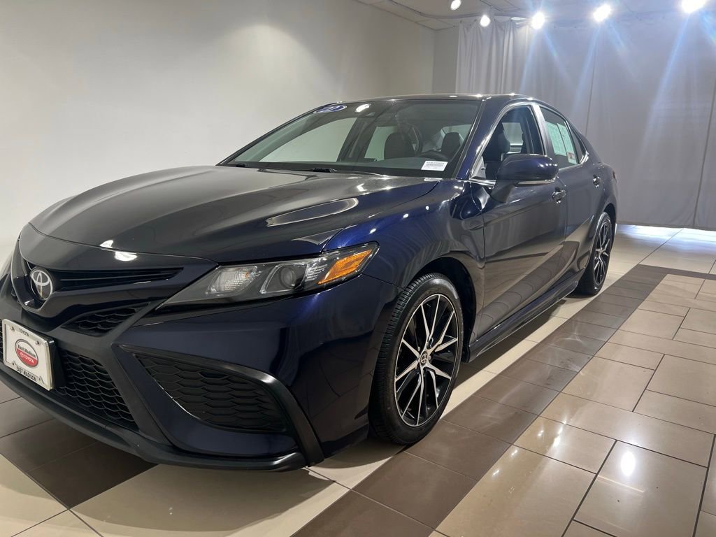 Used 2022 Toyota Camry SE with VIN 4T1G11AK4NU622906 for sale in Madison, WI