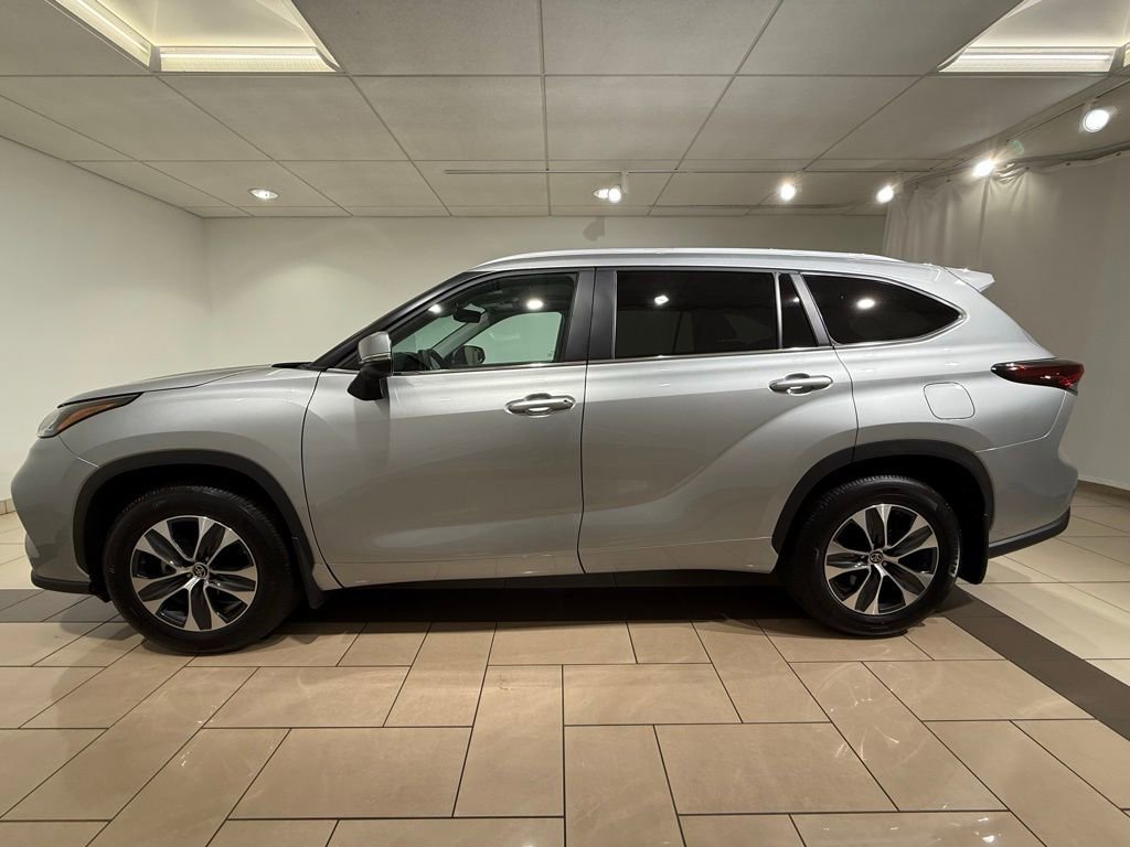 2024 Toyota Highlander XLE photo 2