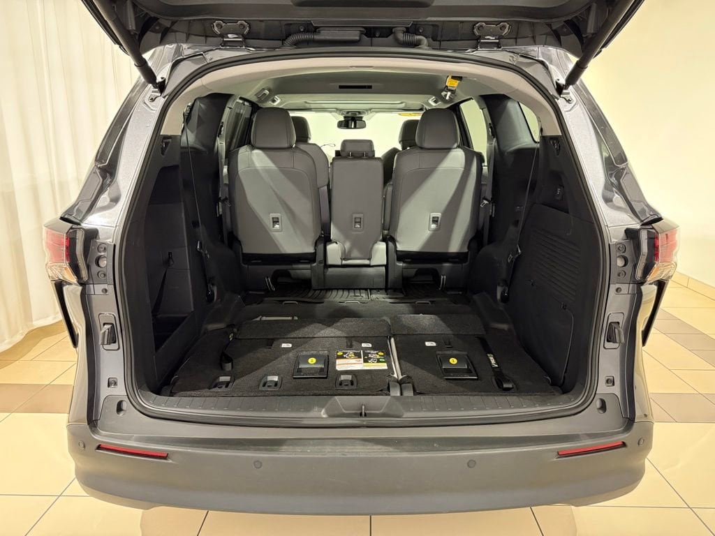 2025 Toyota Sienna XLE - Photo 12