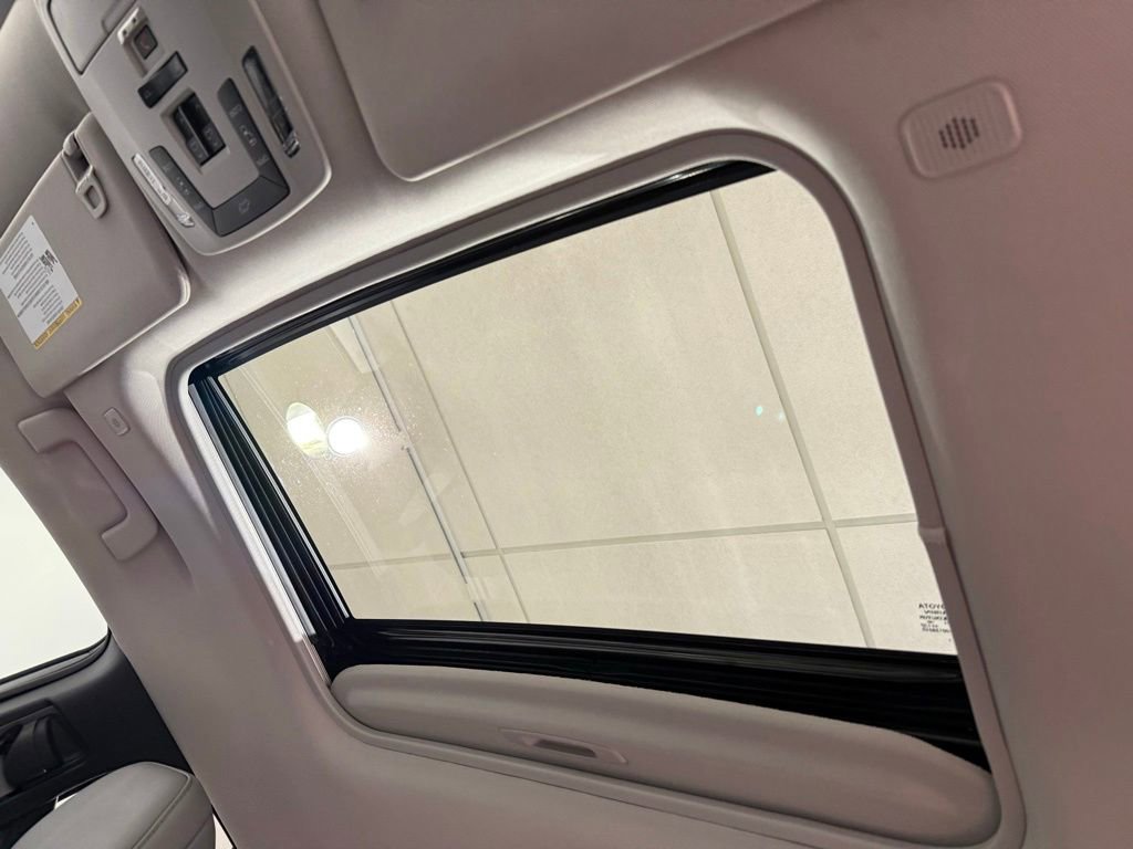 2025 Toyota Sienna XLE - Photo 18