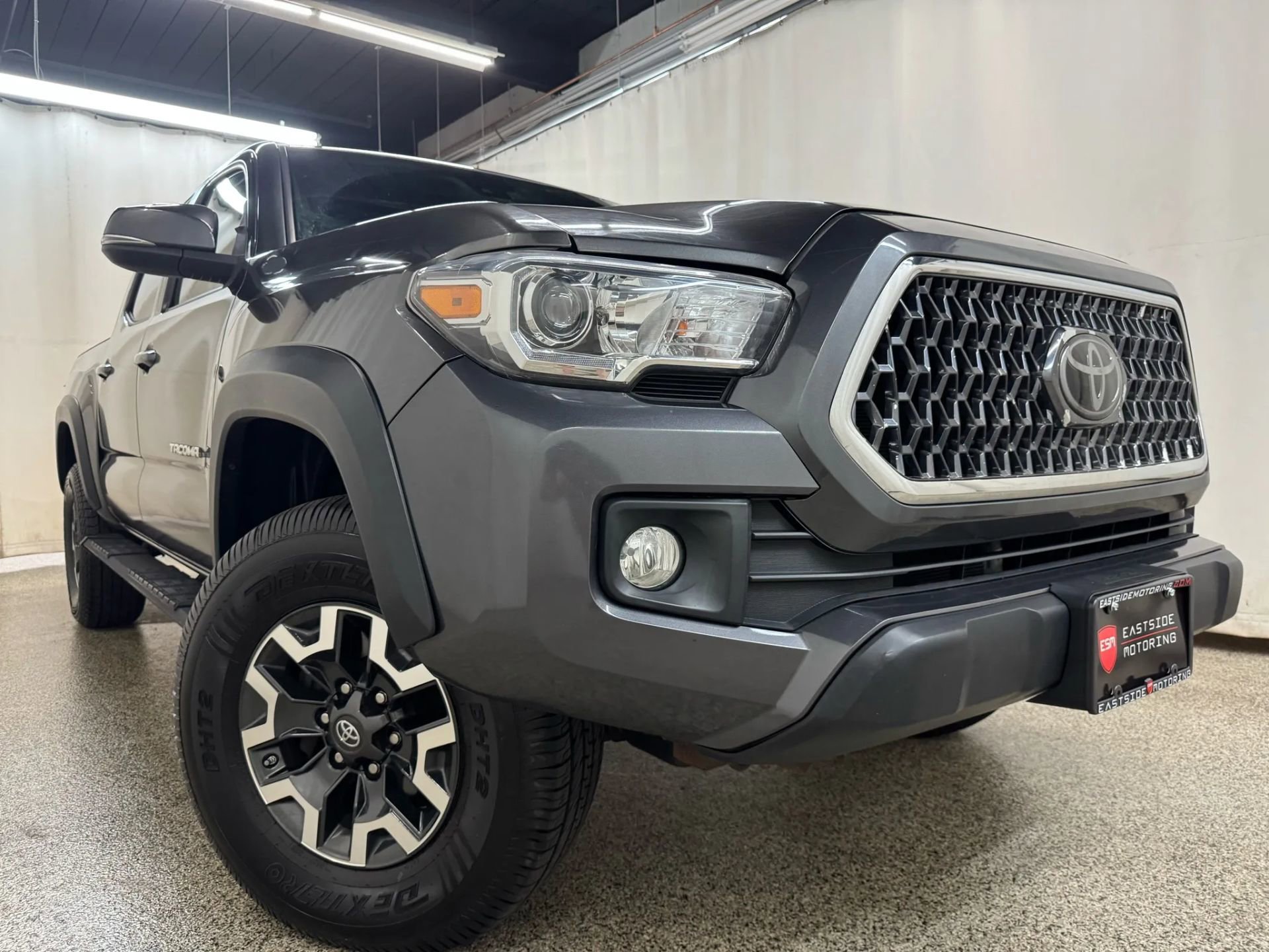 2018 Toyota Tacoma Double Cab TRD Off-Road photo 2