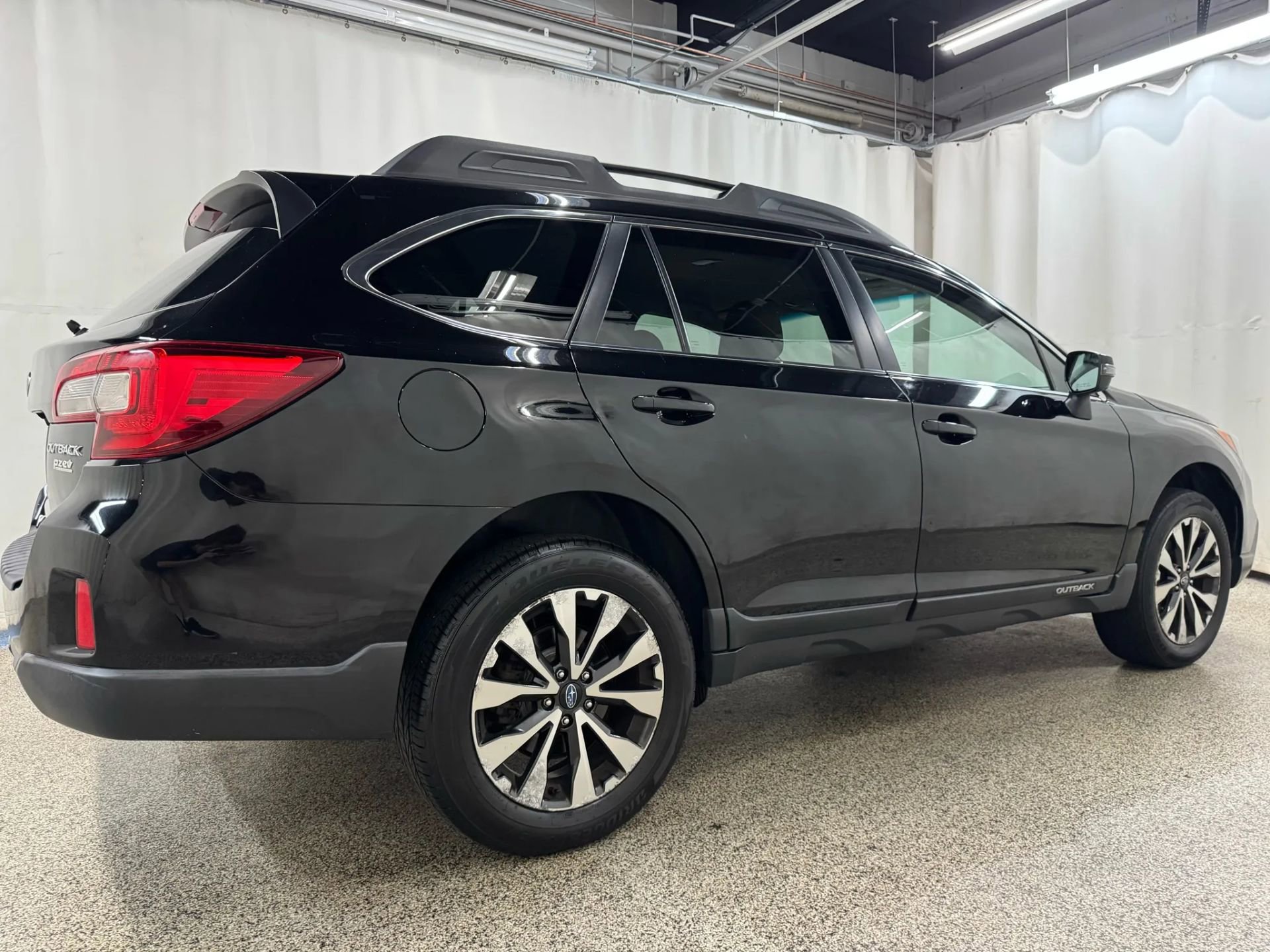 2016 Subaru Outback 2.5i Limited photo 2