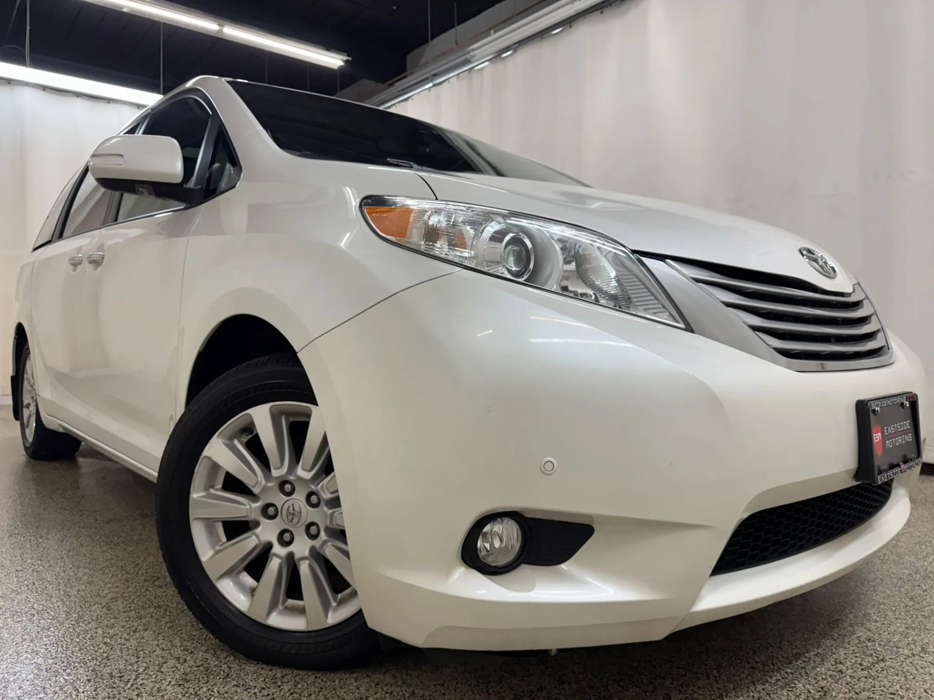 2014 Toyota Sienna XLE photo 3