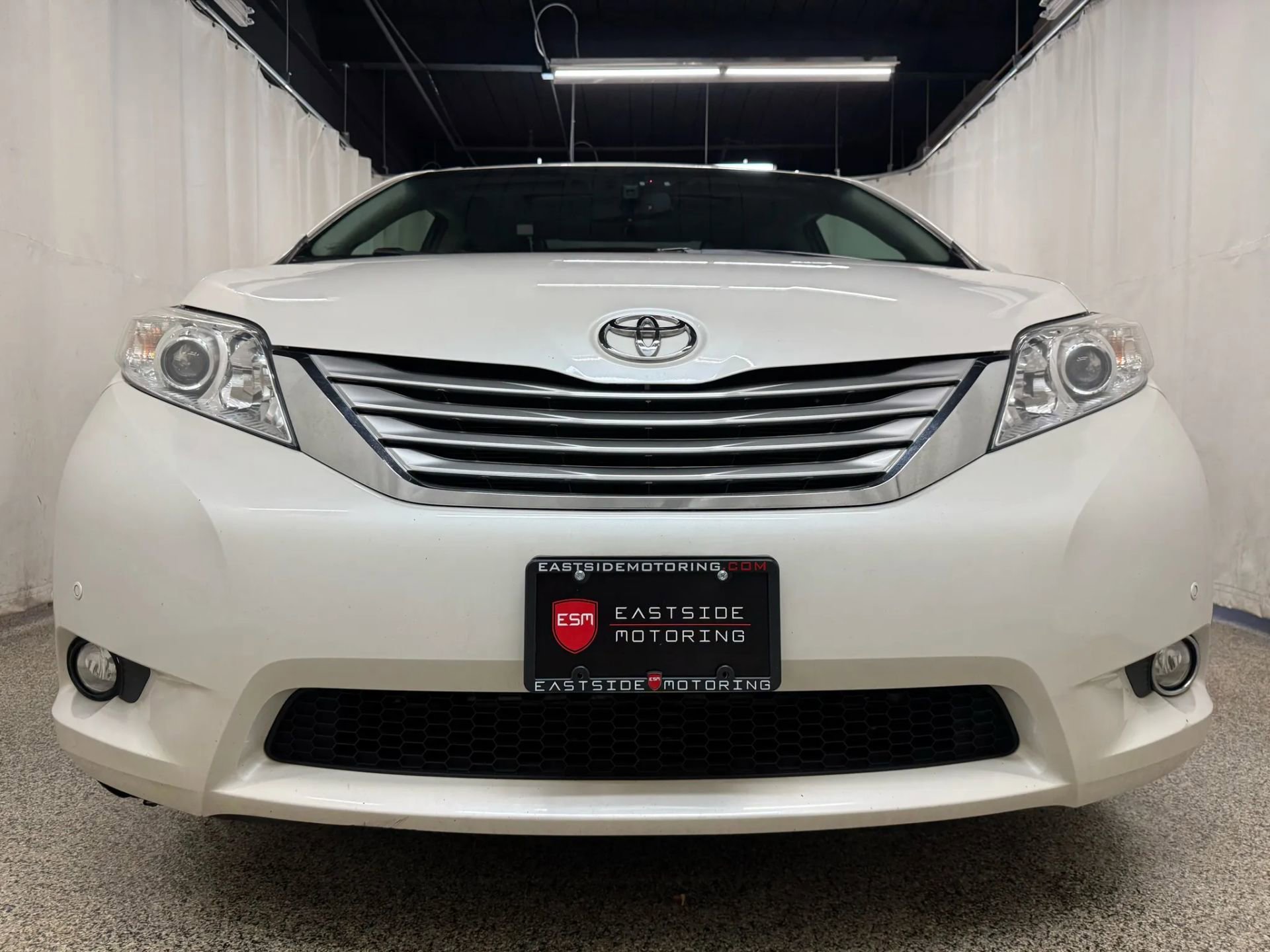2014 Toyota Sienna XLE photo 2