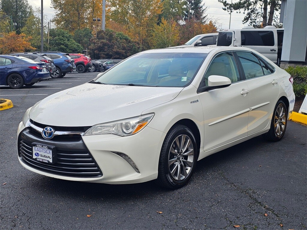 2017 Toyota Camry SE XLE Hybrid photo 3
