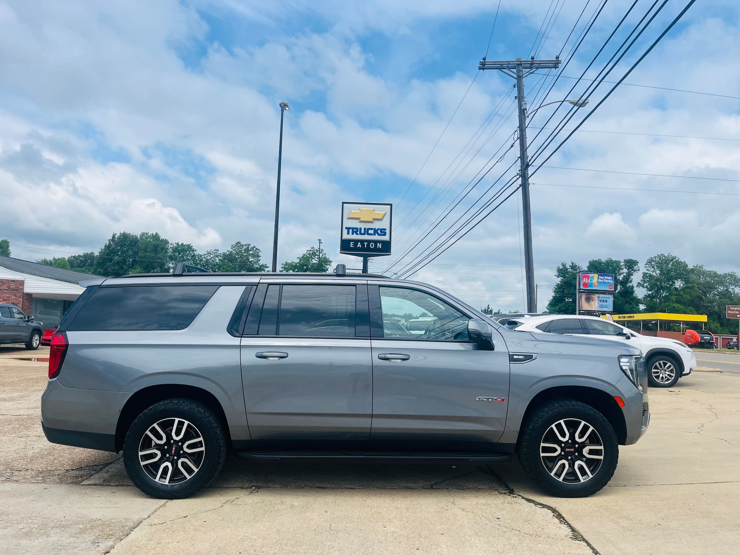 2022 GMC Yukon 4WD AT4's photo