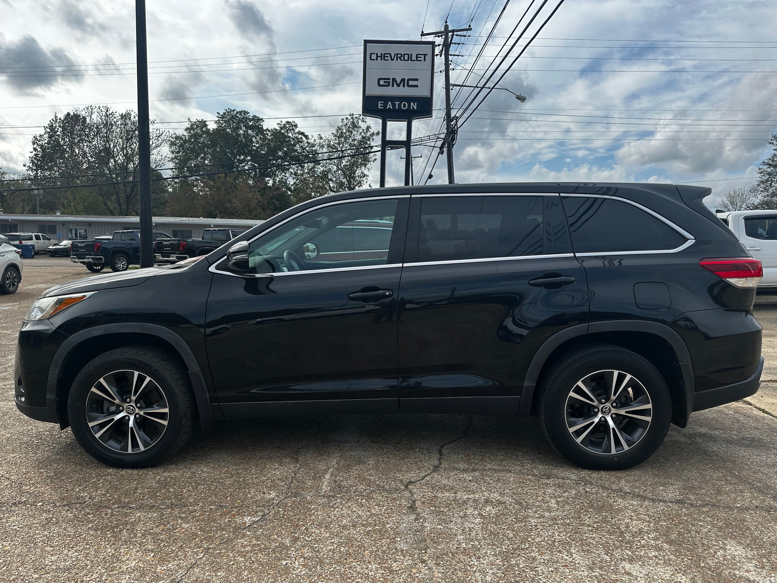 Used 2019 Toyota Highlander LE with VIN 5TDBZRFH8KS963891 for sale in Houston, MS