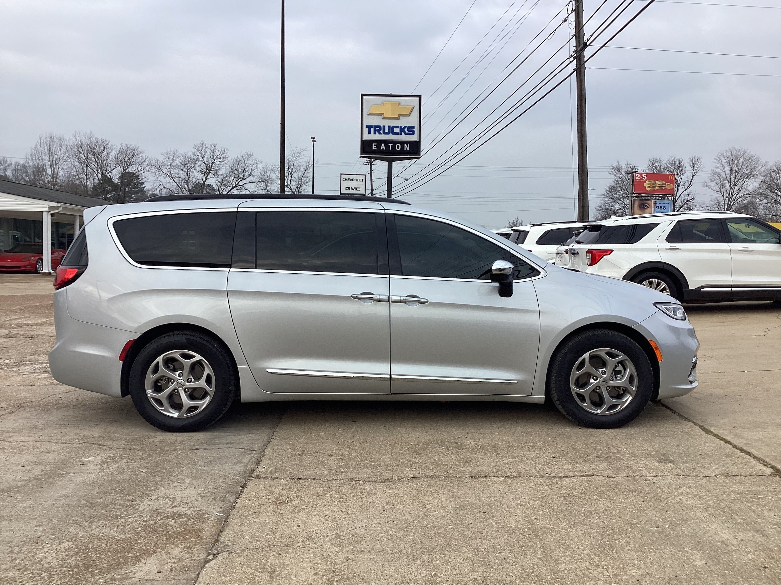 2023 Chrysler Pacifica Limited's photo