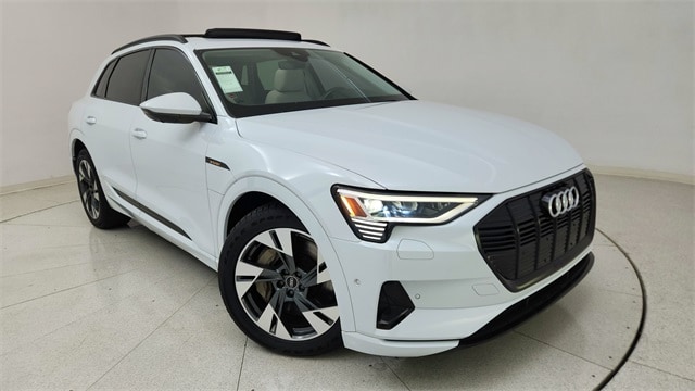 2022 Audi e-tron Premium's photo