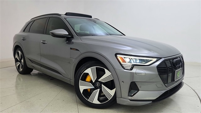 2022 Audi e-tron Premium Plus's photo