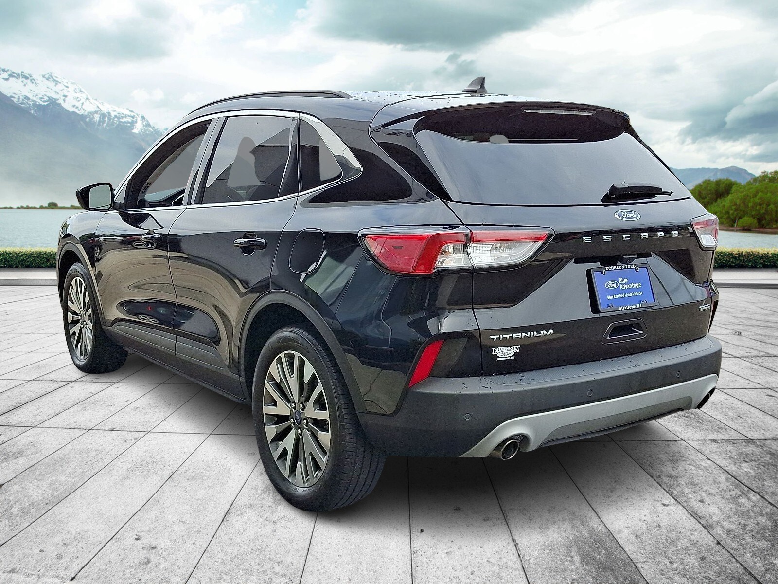 2022 Ford Escape Titanium Hybrid photo 2