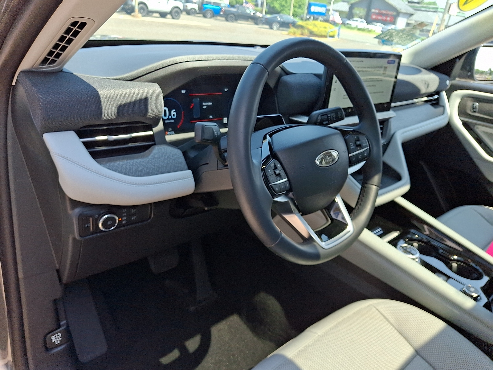 2025 Ford Explorer Platinum - Photo 17