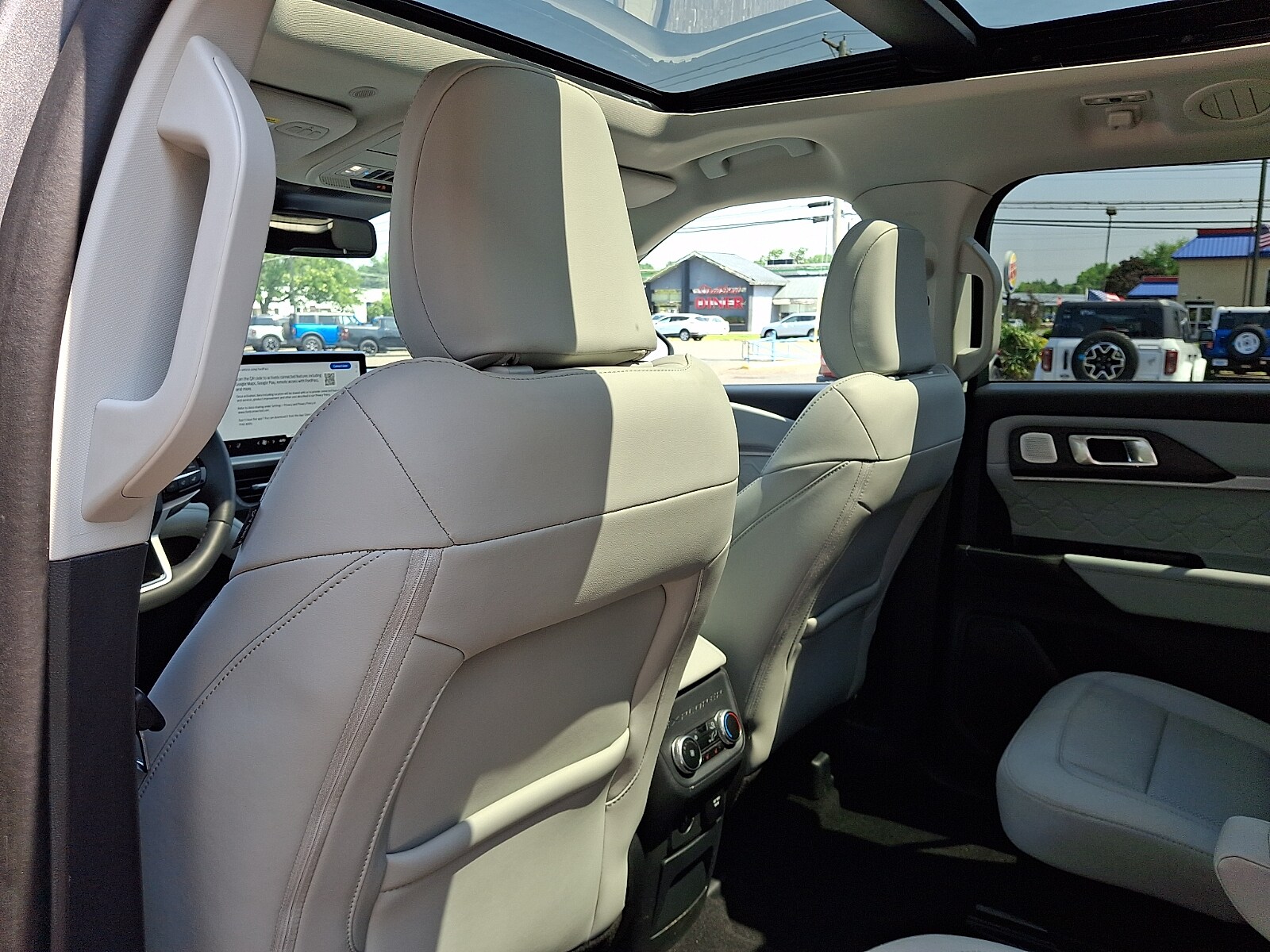 2025 Ford Explorer Platinum - Photo 12