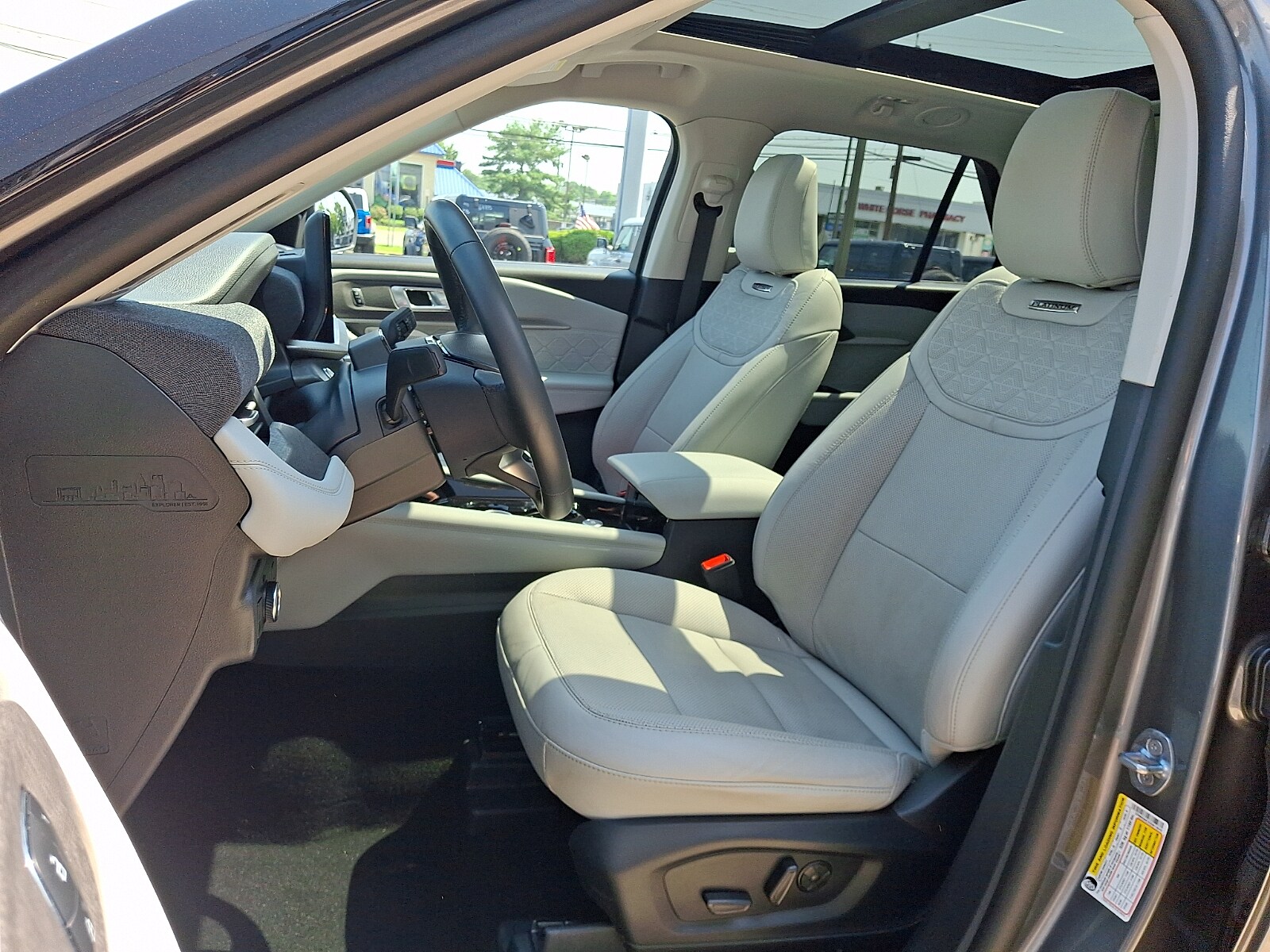 2025 Ford Explorer Platinum - Photo 16