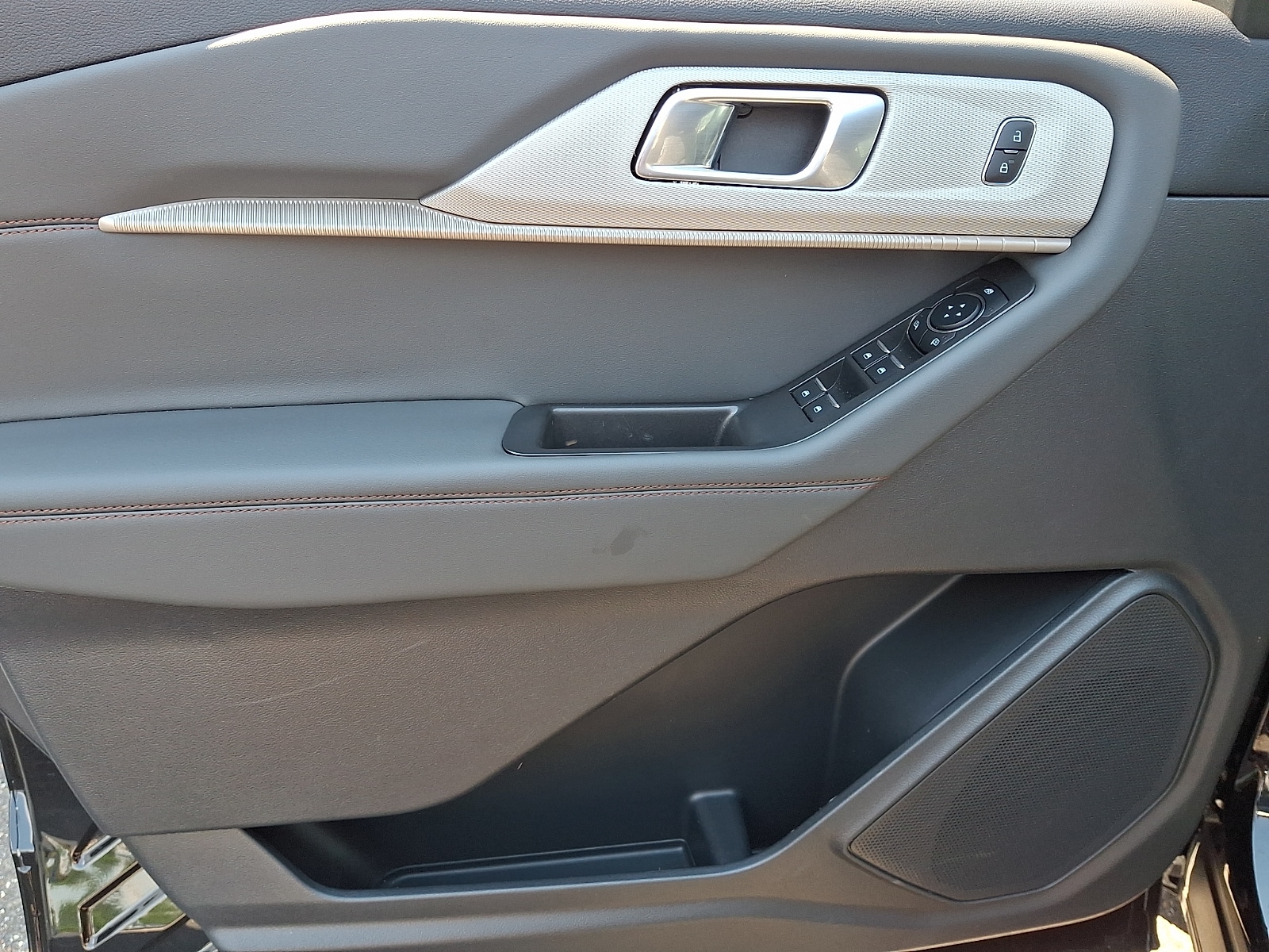 2025 Ford Explorer Active - Photo 15