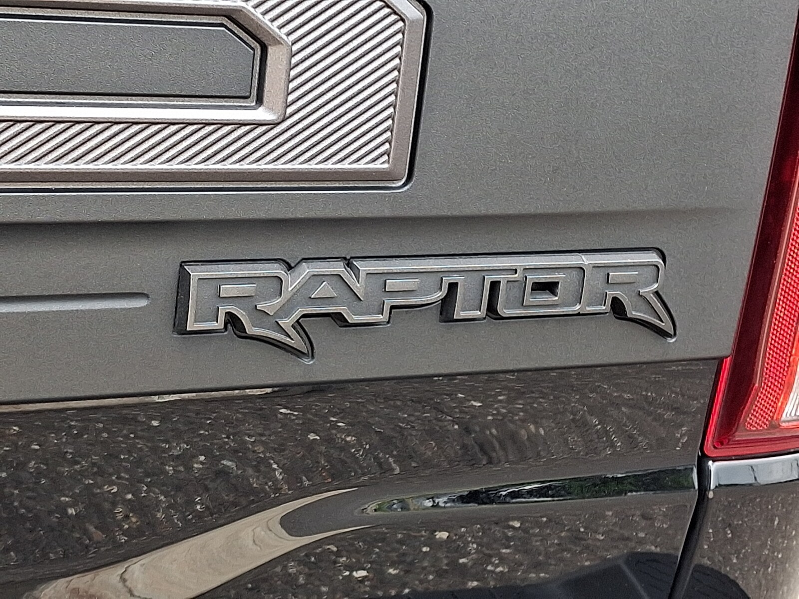 2025 Ford F-150 Raptor - Photo 30