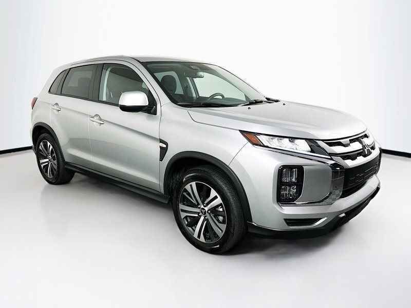 2025 Mitsubishi Outlander ES's photo