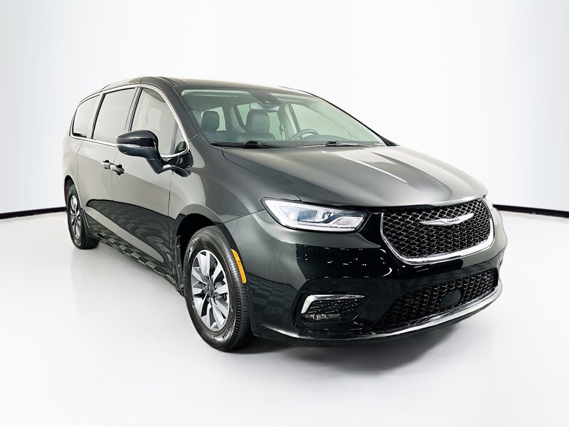2023 Chrysler Pacifica Hybrid Touring L Hybrid's photo