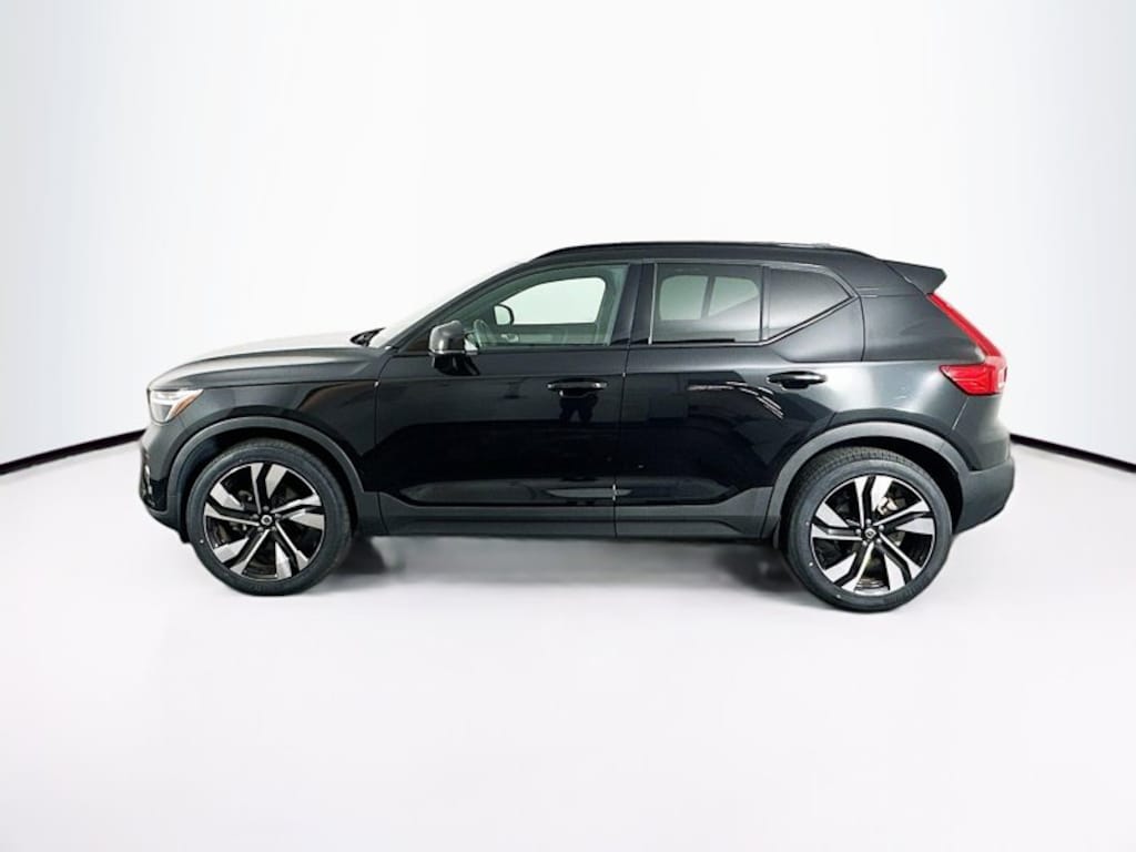 Used 2023 Volvo XC40 Plus Dark Theme B5 AWD Plus Dark Theme