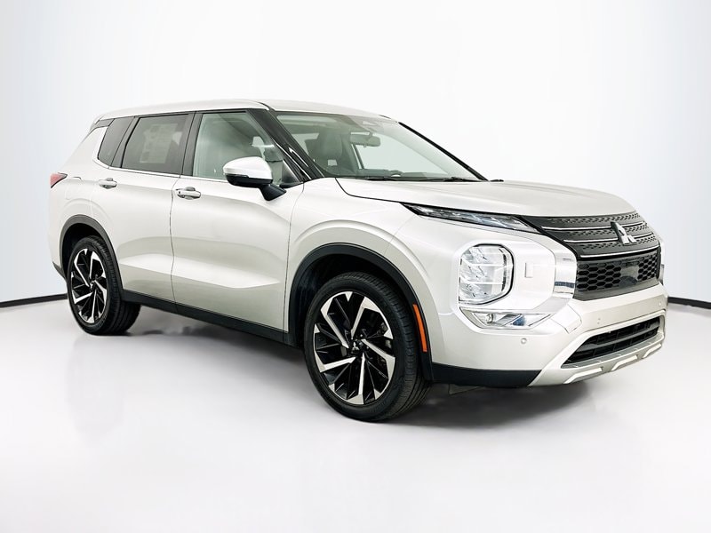 2024 Mitsubishi Outlander SE's photo