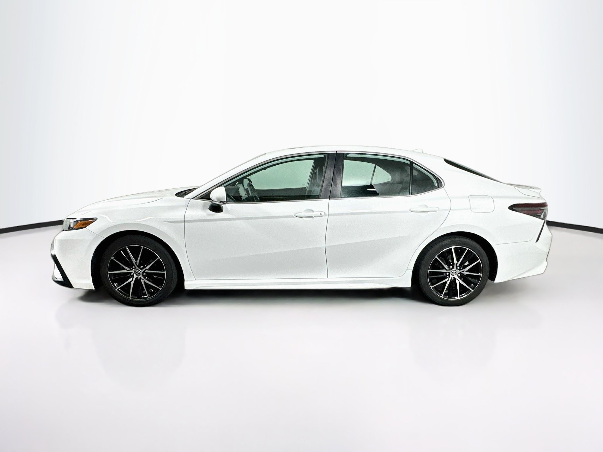 Used 2022 Toyota Camry SE SE Auto