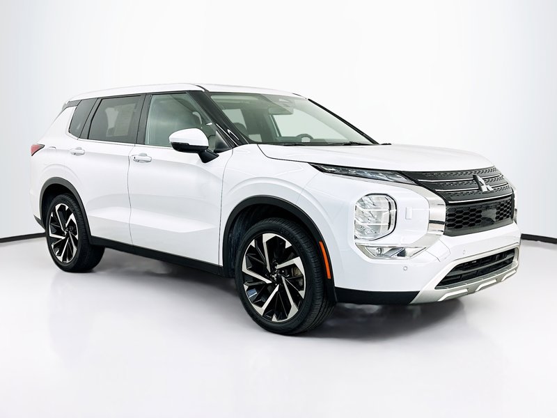 2024 Mitsubishi Outlander SE's photo