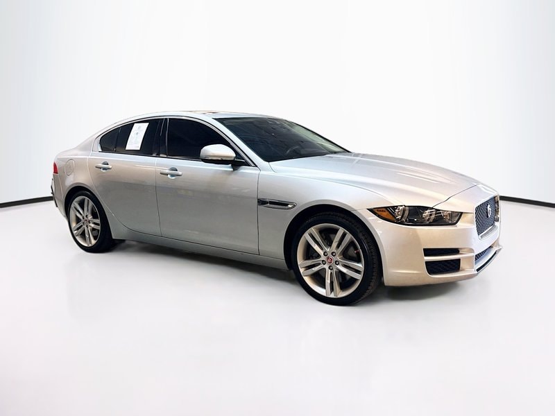 2017 Jaguar XE Premium's photo