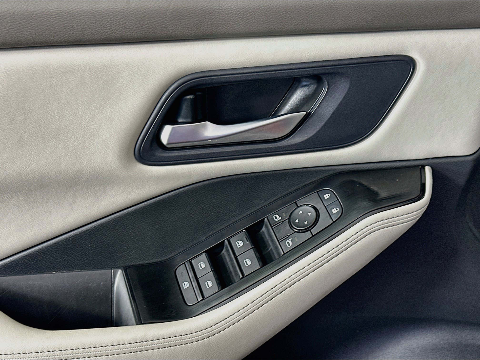2025 Nissan Rogue SV - Photo 12