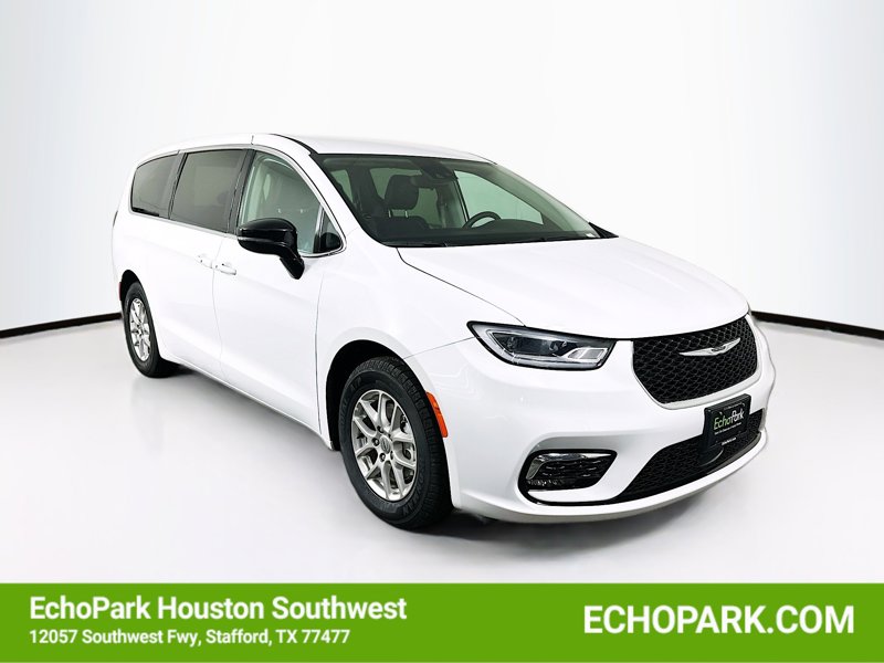2024 Chrysler Pacifica Touring L's photo