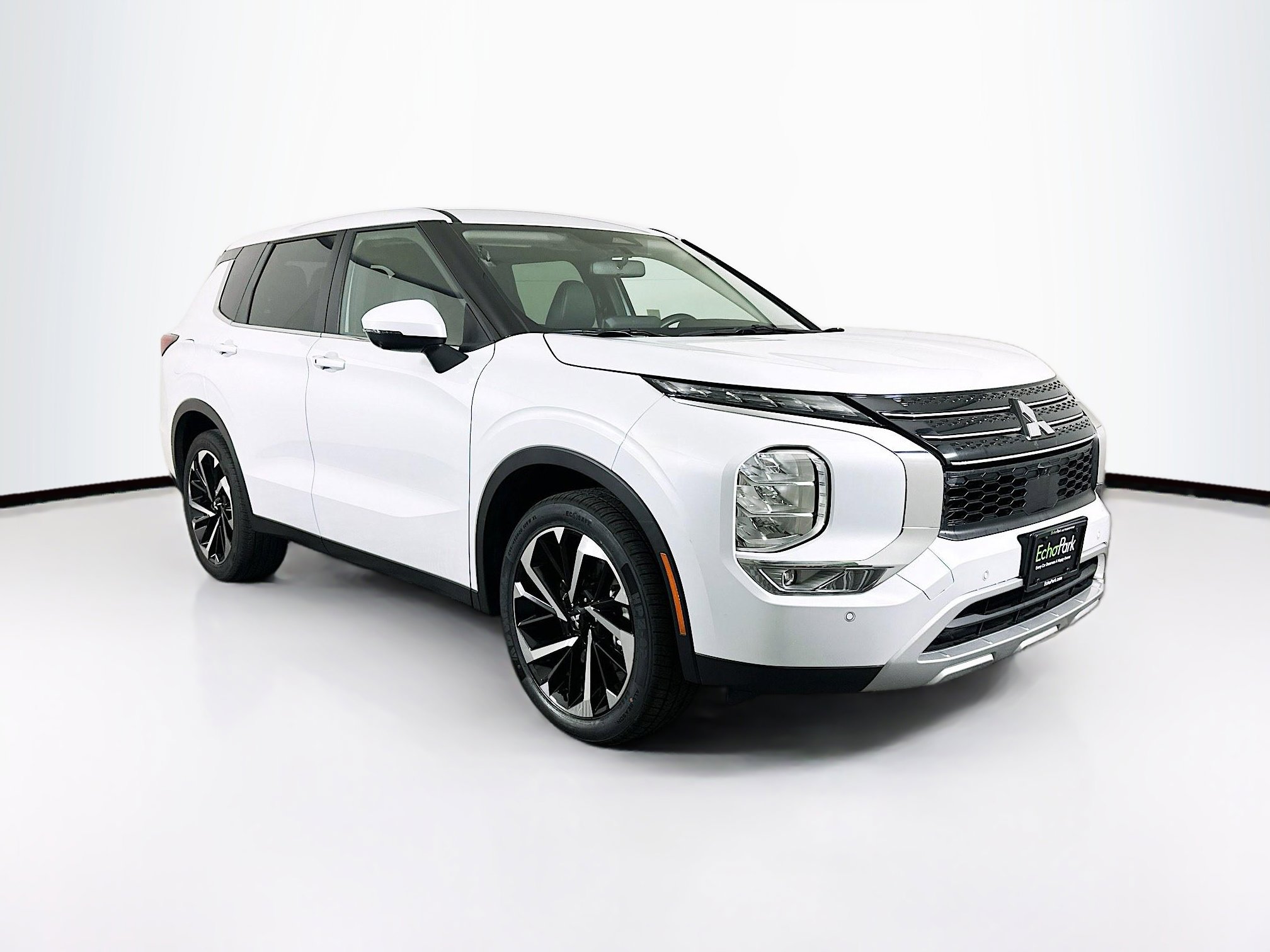 2024 Mitsubishi Outlander SE's photo