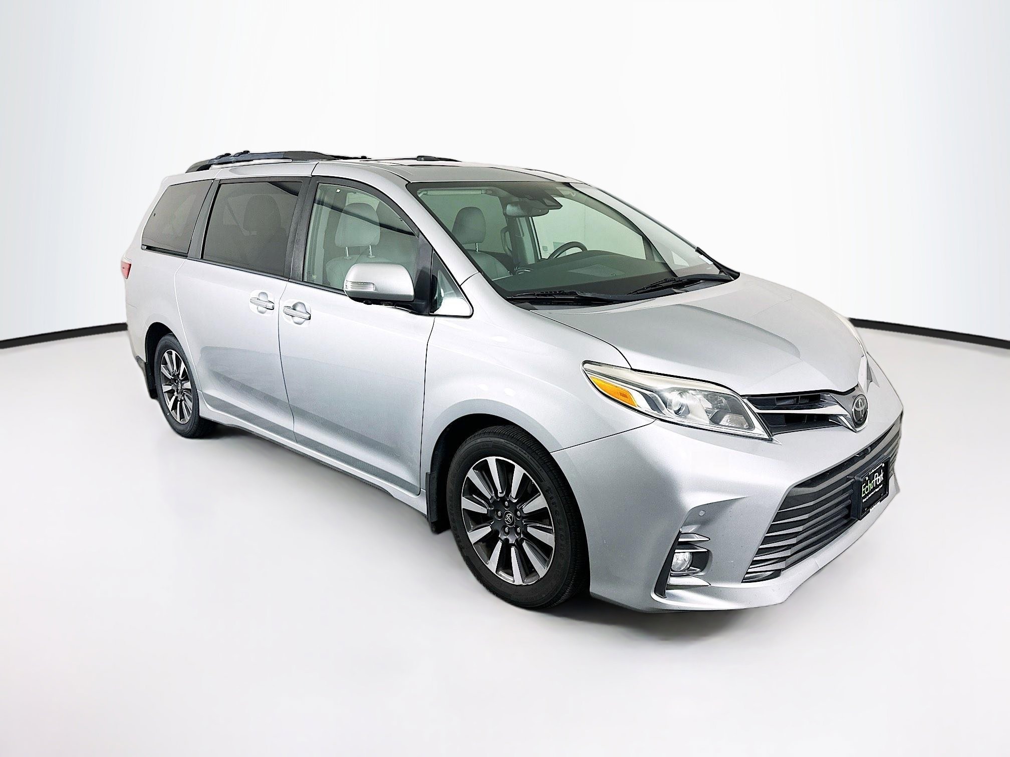 2019 Toyota Sienna Limited V6 7-Passenger's photo