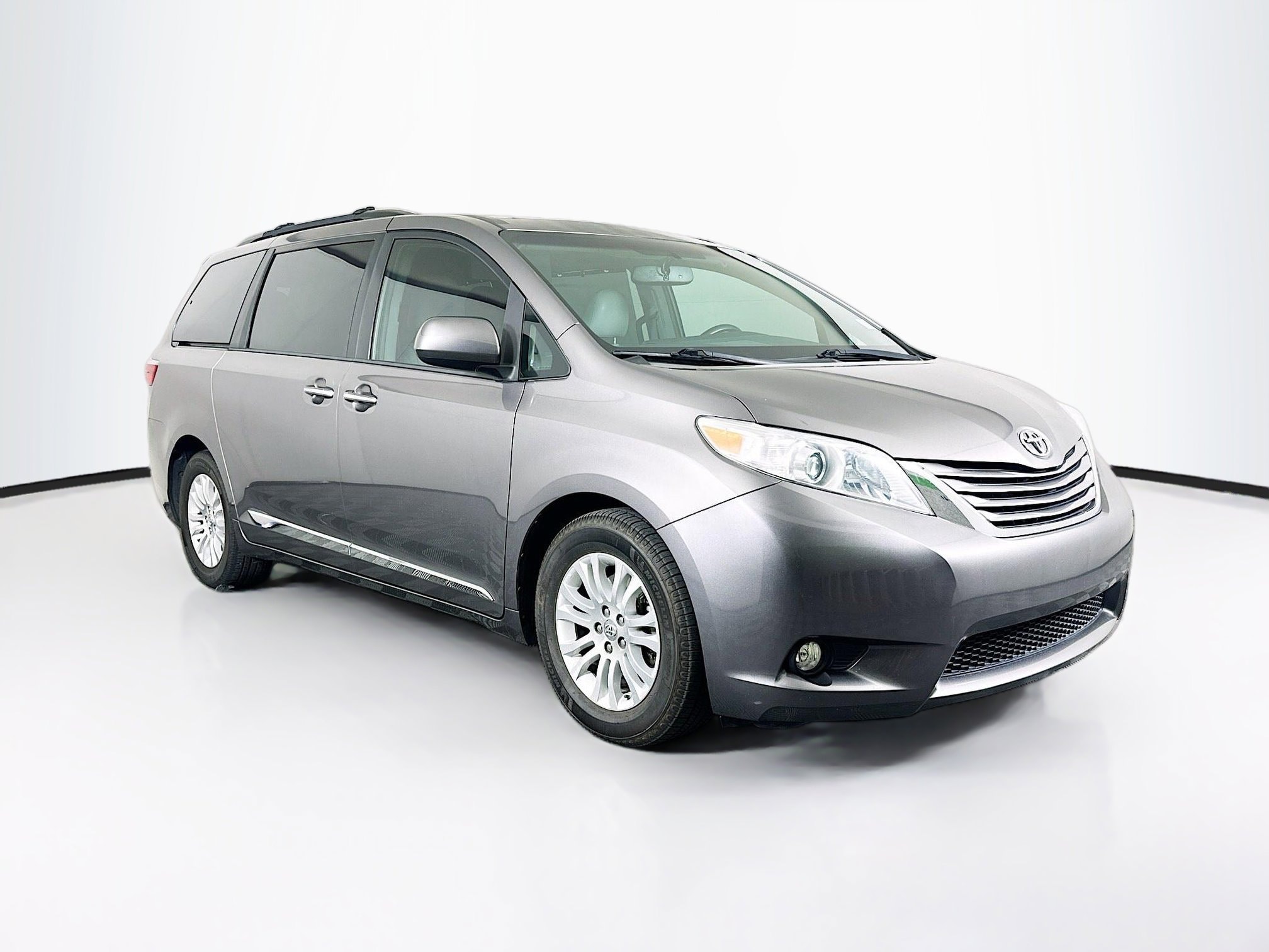 2017 Toyota Sienna XLE Premium V6 8-Passenger's photo