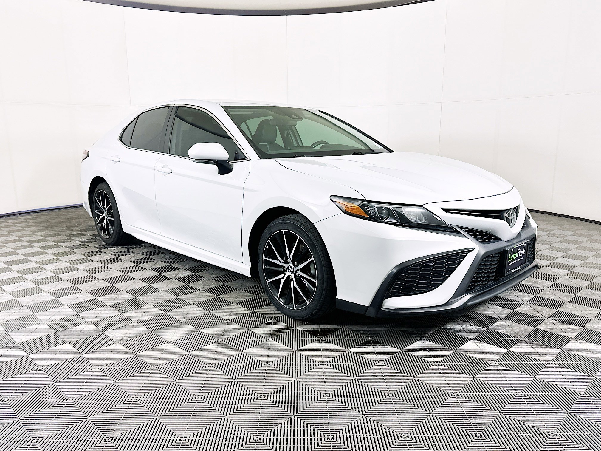 2024 Toyota Camry SE's photo