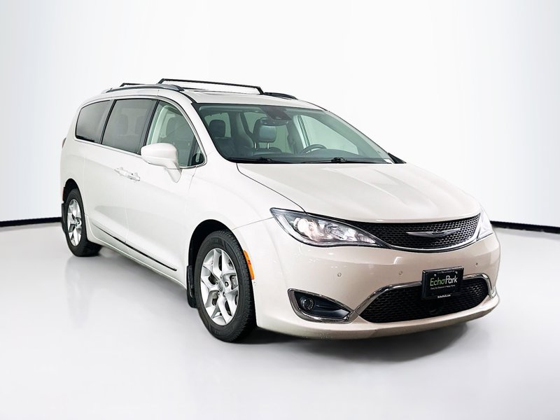 2019 Chrysler Pacifica Touring L Plus's photo