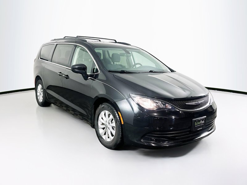 2019 Chrysler Pacifica LX's photo