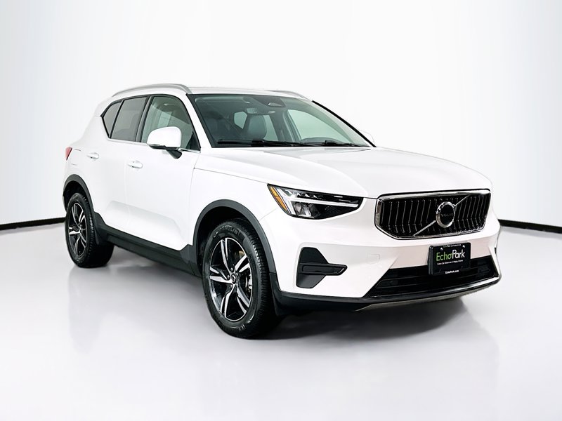 2025 Volvo XC40 Core's photo