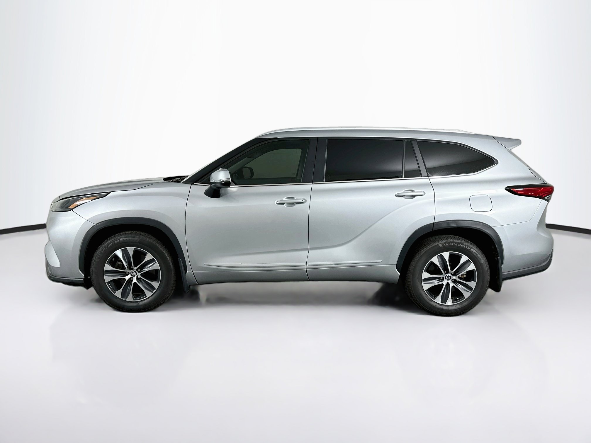 Used 2023 Toyota Highlander XLE XLE FWD