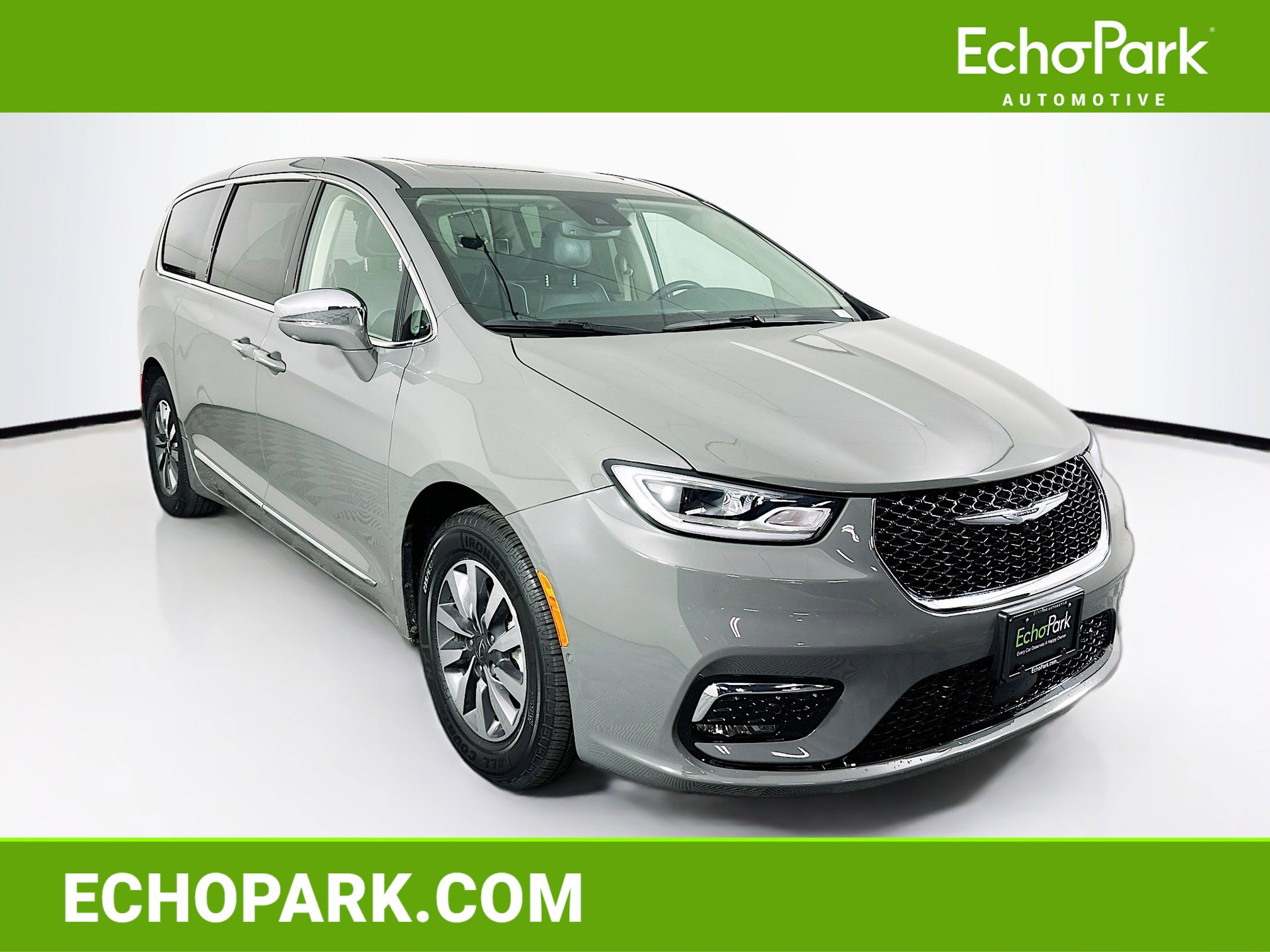 2022 Chrysler Pacifica Hybrid Limited's photo