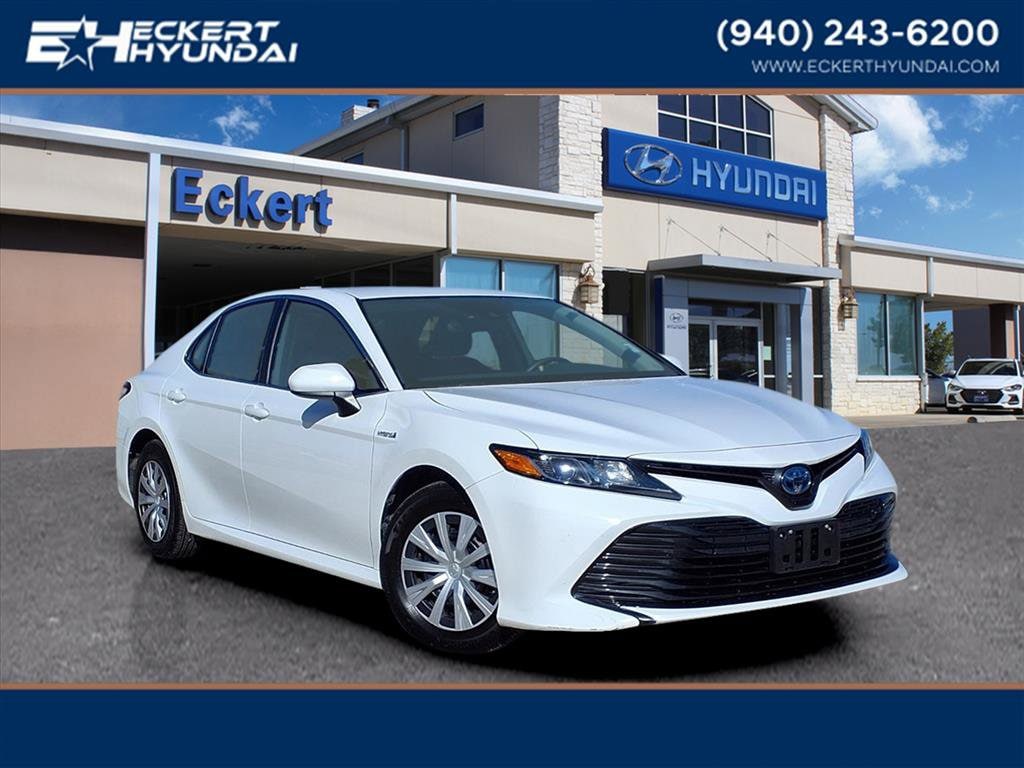 2020 Toyota Camry LE's photo