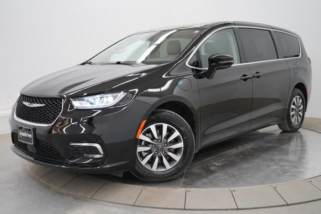2024 Chrysler Pacifica Hybrid Select PHEV's photo